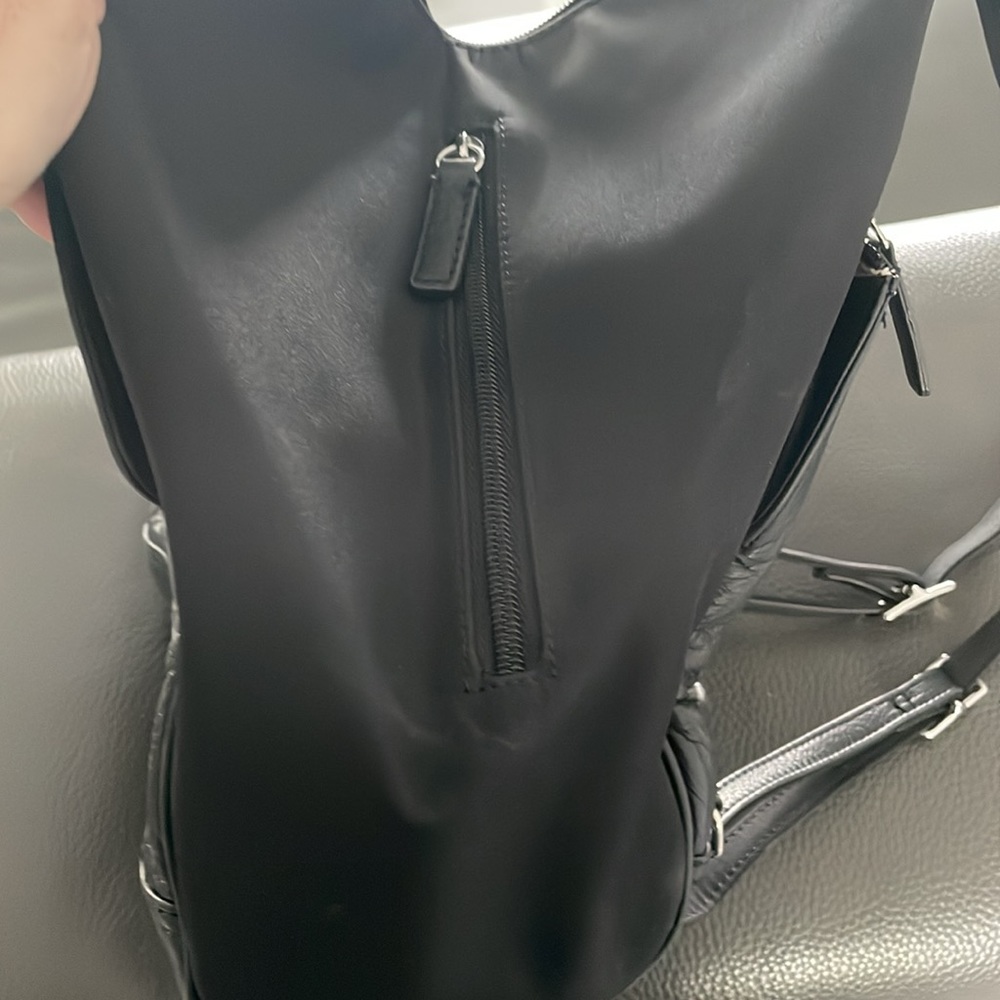 Black backpack - Picture 4 of 5